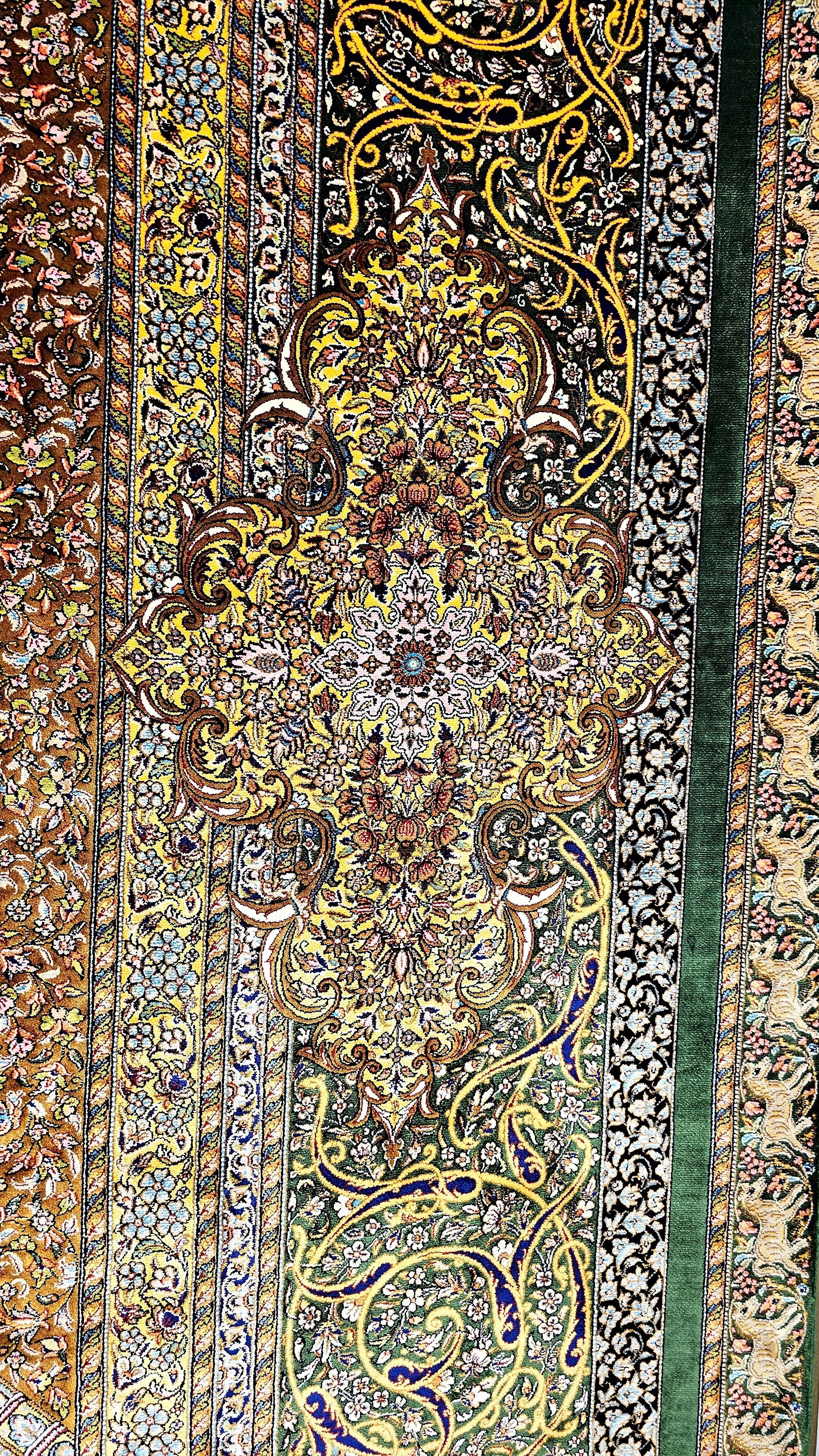 Pure%20Silk%20Machine%20Made%20Carpet%20Size: (200%20x%20300%20cm)