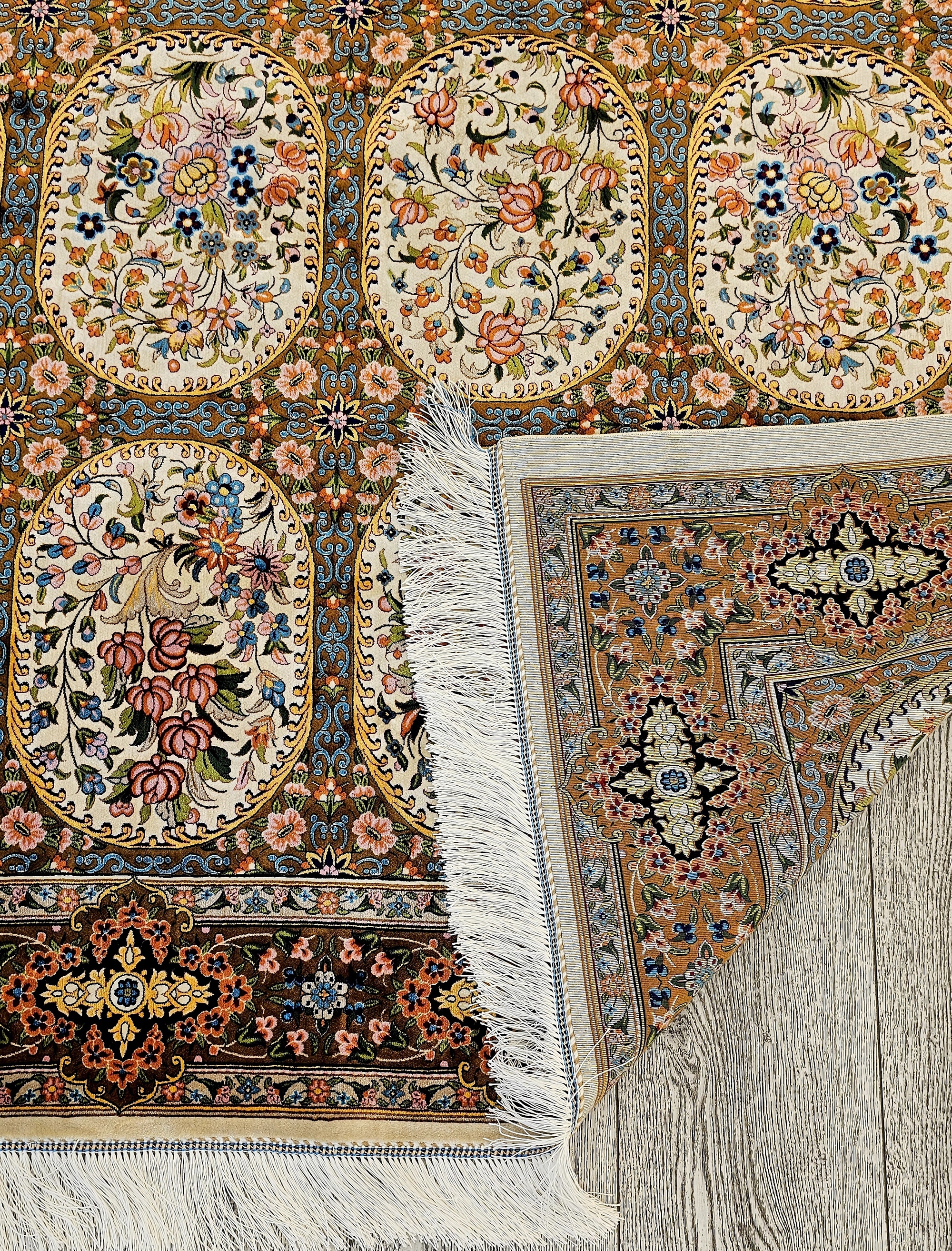 Pure%20Silk%20Machine%20Made%20Carpet%20Size: (250%20x%20350) cm