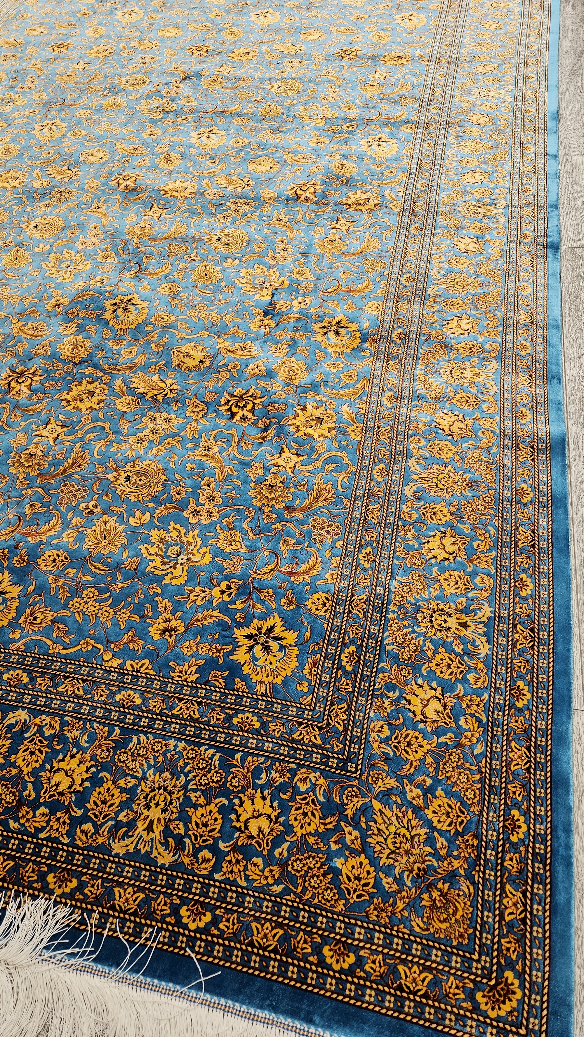 Pure%20Silk%20Machine%20Made%20Carpet%20Size: (200%20x%20300) cm