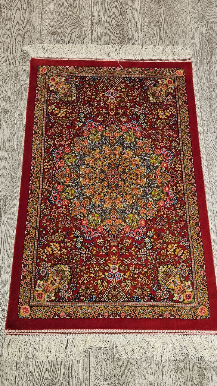 Pure%20Silk%20Machine%20Made%20Carpet%20Size: (60%20x%2090) cm