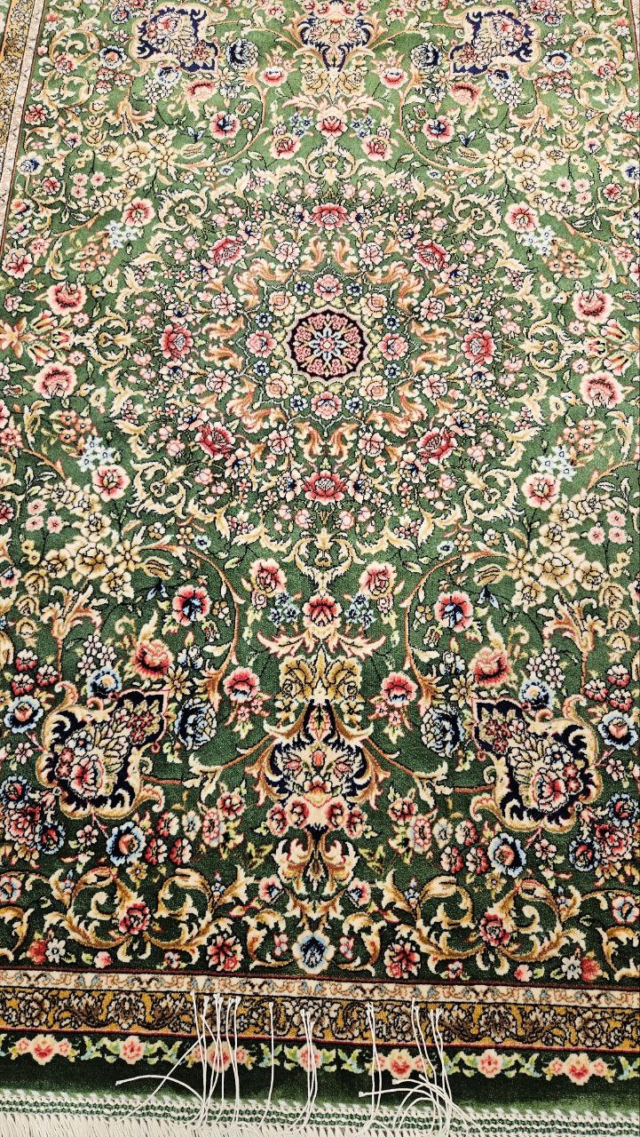 Pure%20Silk%20Machine%20Made%20Carpet%20Size: (60%20x%2090) cm