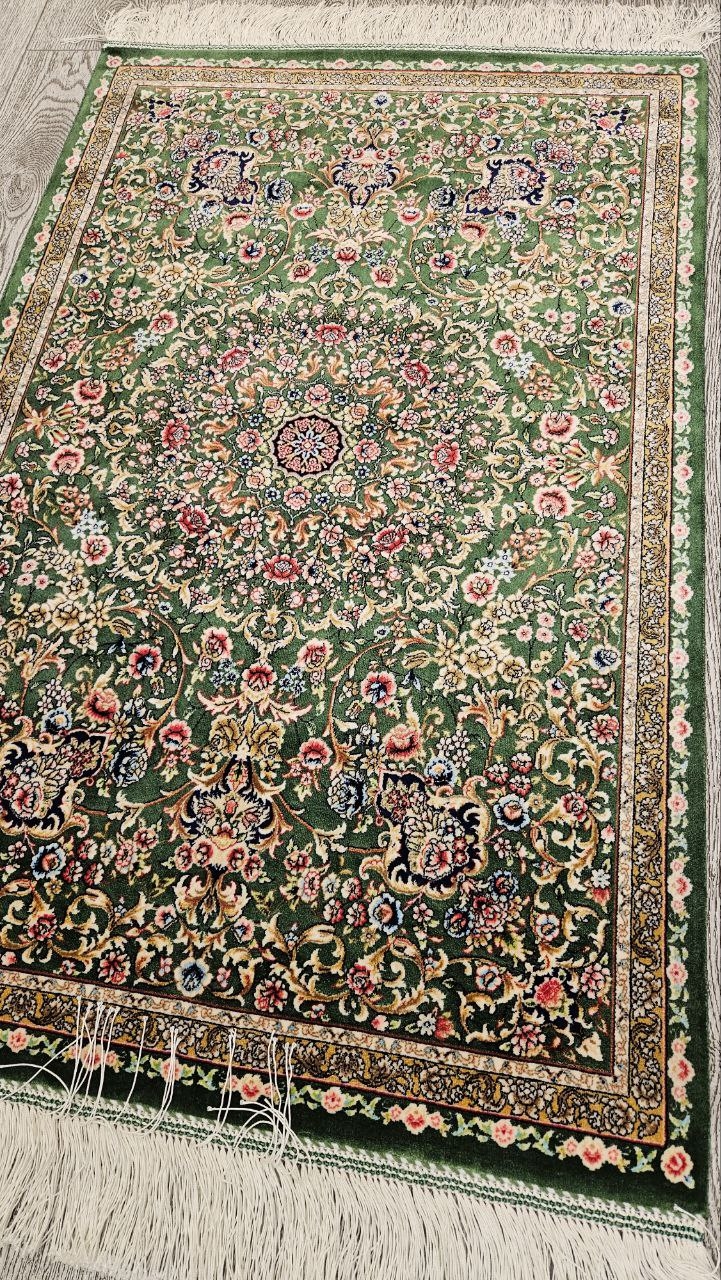 Pure%20Silk%20Machine%20Made%20Carpet%20Size: (60%20x%2090) cm