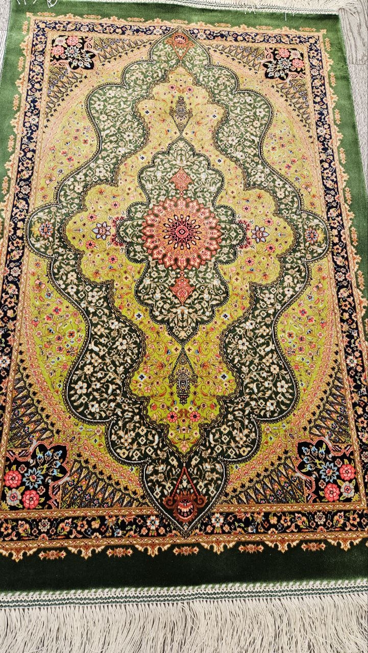 Pure%20Silk%20Machine%20Made%20Carpet%20Size: (60%20x%2090) cm