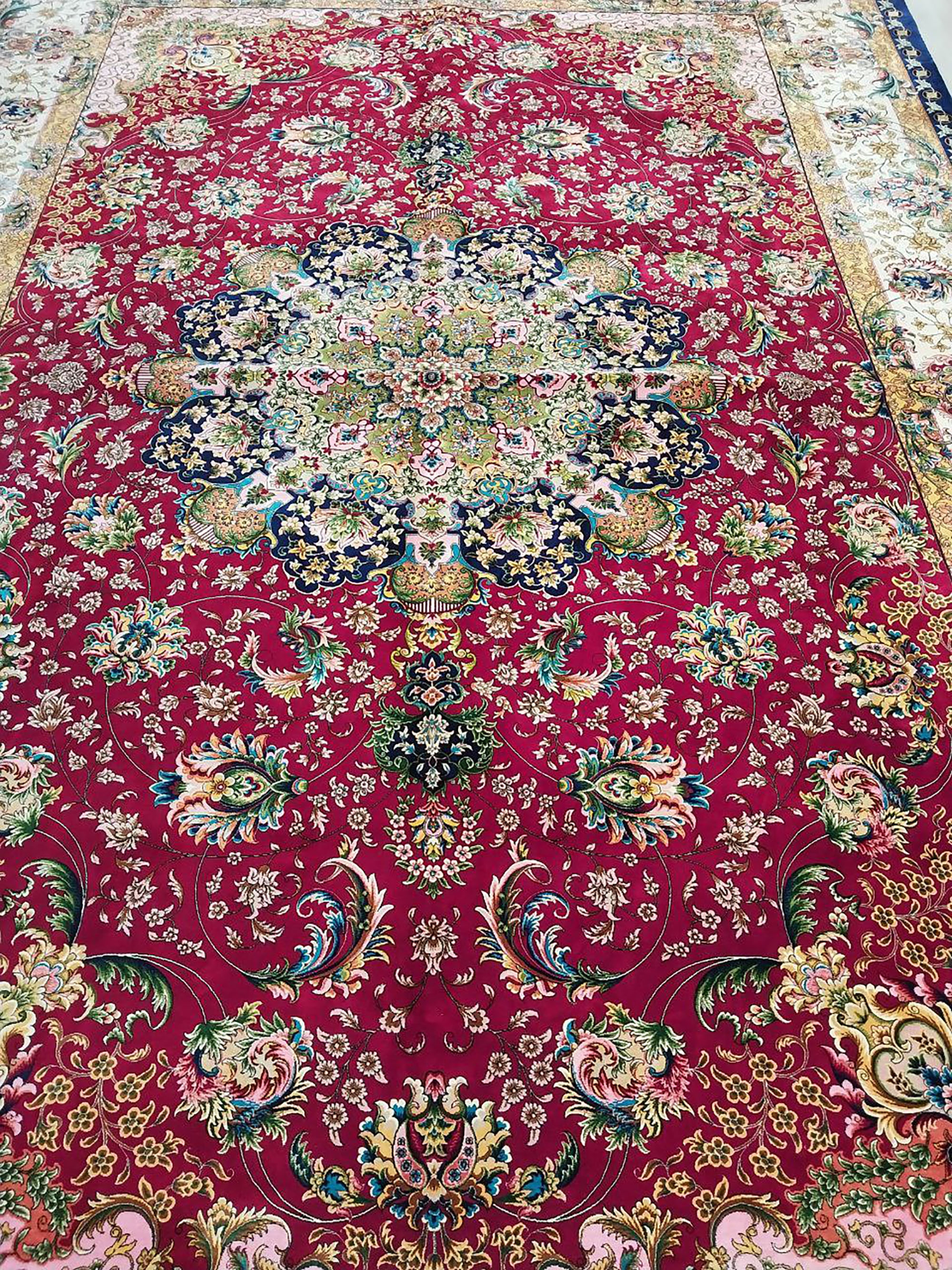 Pure%20Silk%20Machine%20Made%20Carpet%20Size: (200%20x%20300) cm