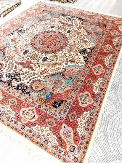Iran’s Handwoven İsfahan Carpet Size: (244 x 307) cm