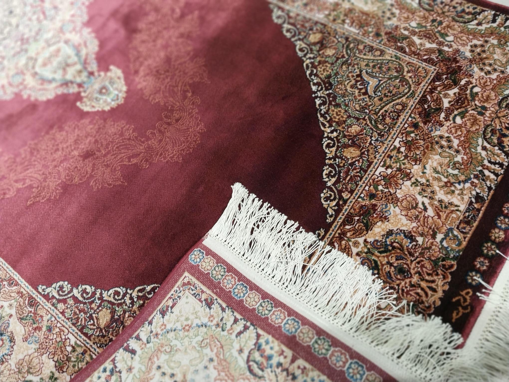 Pure%20Silk%20Machine%20Made%20Carpet%20Size: (85%20x%20300) cm